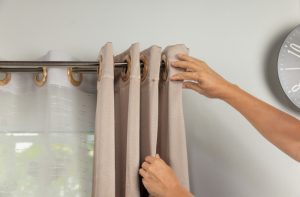 Curtains & Drapes: What’s the Difference?
